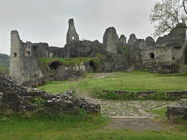 Ruines et musee du chateau fort de Montaigle